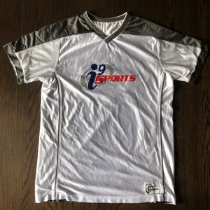 Y2K top  - Vintage träningstop thriftad i USA. Går att vända in och ut så man kan ha den i 2 olika färger vilket är schysst. Bra skick.