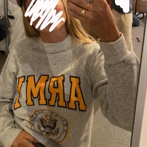 Grå Sweatshirt  - Denna sweatshirt är köpt från secondhand, det står ej storlek men skulle gissa på s/xs