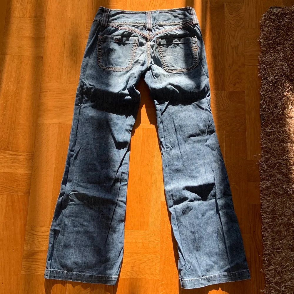 Säljer dessa blå lågmidjade VINTAGE jeans från Deisel, då de tyvärr är för små 💓. Jeans & Byxor.