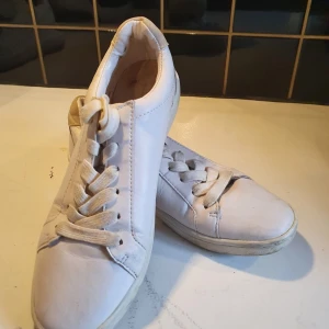 Vita sneakers 37 - Vita Sneakers I bra begagnat skick.  St 37