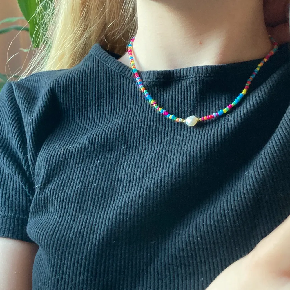 Supergulliga halsband i massa olika färger, gulddetaljer och en äkta sötvattenspärla. Accessoarer.