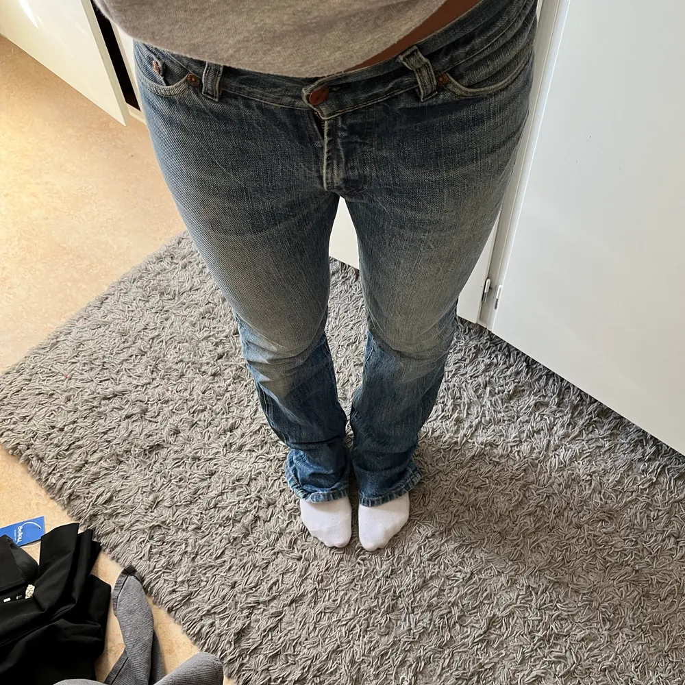 Så fina bootcut jeans som tyvärr är för små för mig. Storlek 30 men skulle säga liten XS. Köpta secondhand. Köpare står för frakt, kontakta vid intresse! . Jeans & Byxor.