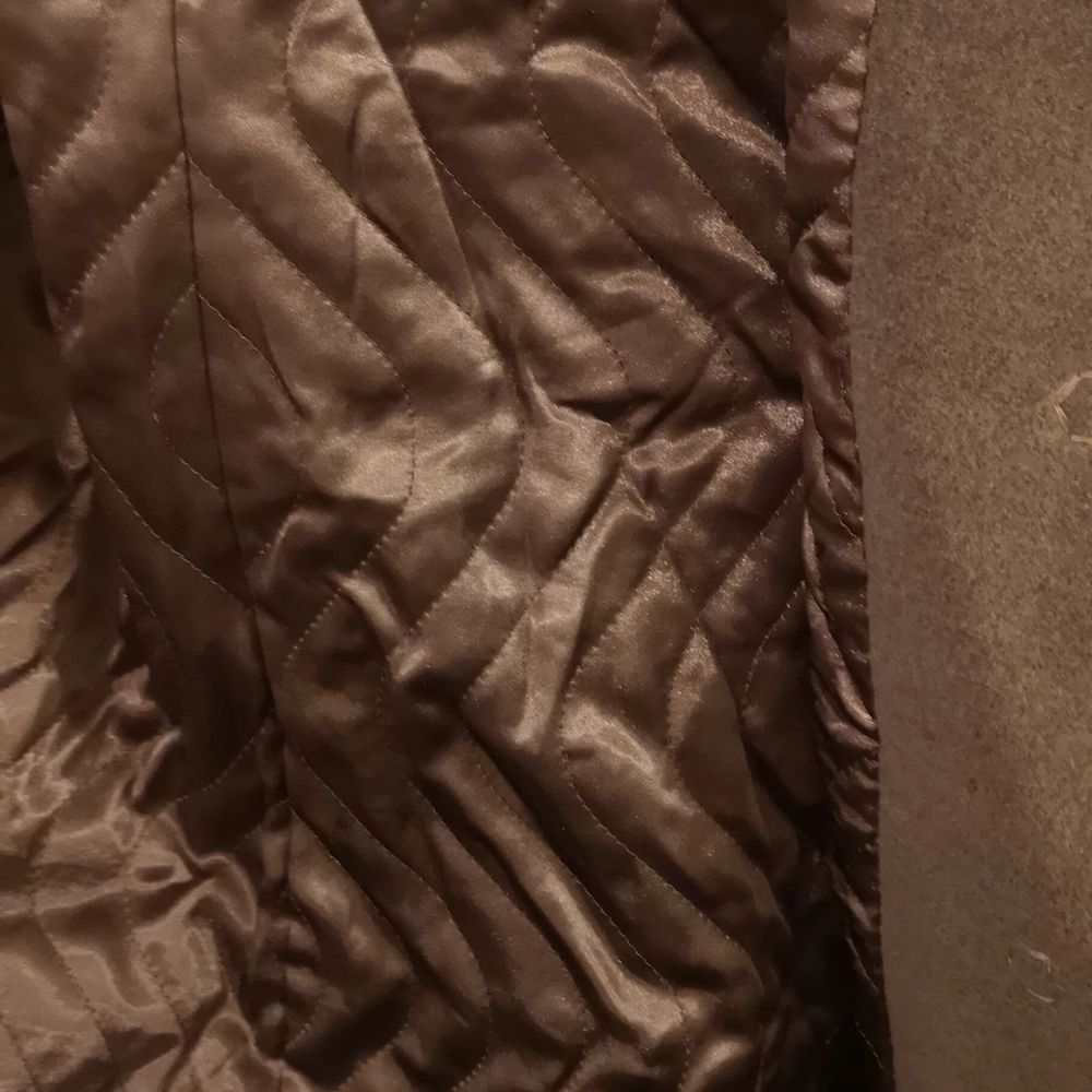 En jätte fint och klassik och INTE ANVÄNT HELT Nytt och ÄKTA jacka vår jacka och jätte skönt MAN DISKUTERA OM PRISET. . Jackor.