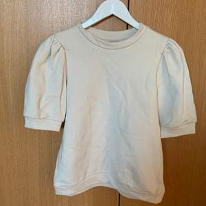 En supersöt beige tröja med ”puff” ärmar, storlek XS. Den är ifrån PICES. Köparen står för frakten🥰