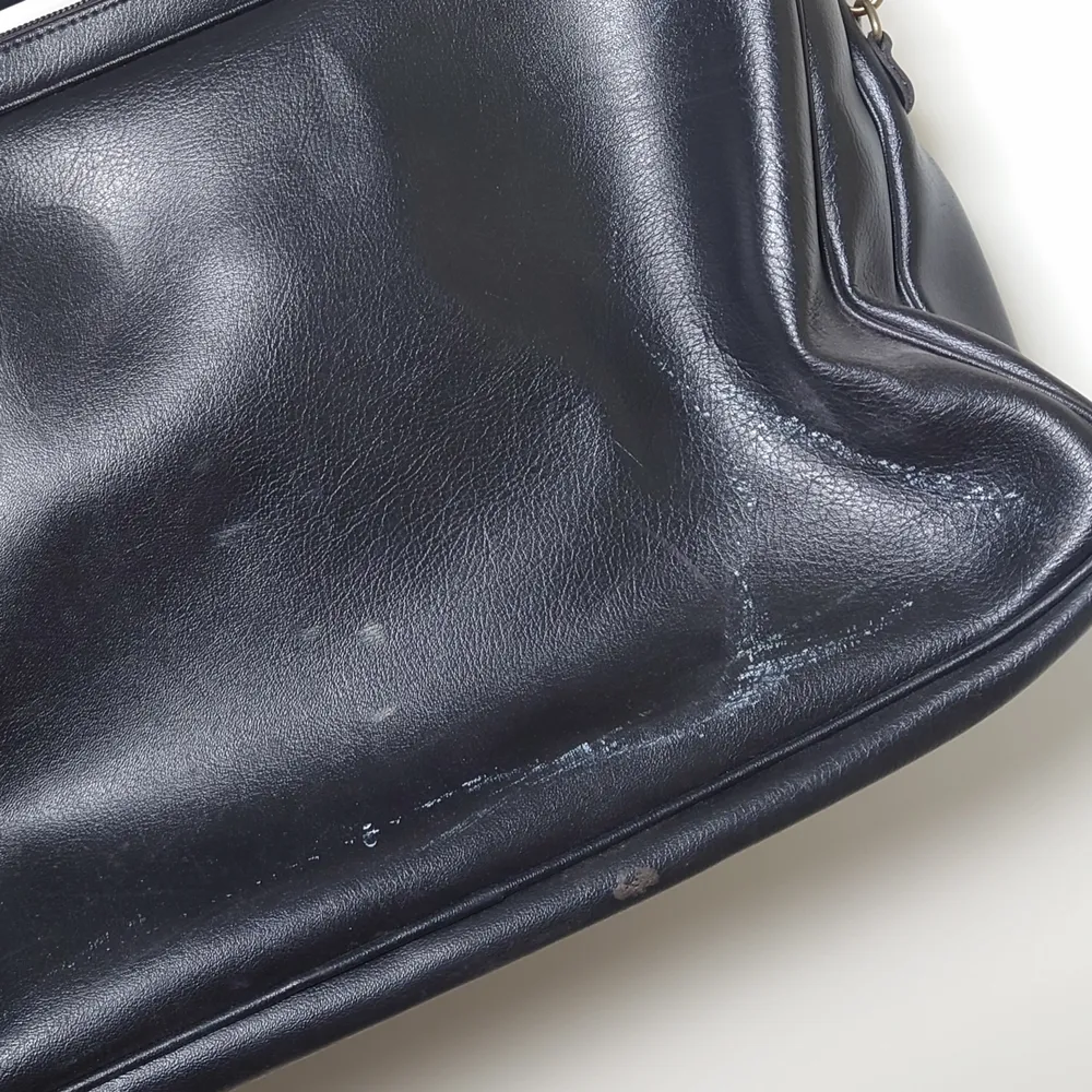 Stor svart vintageväska med handtag och axelrem. Lite vit färg på ena sidan (se bild!)🌱. Väskor.