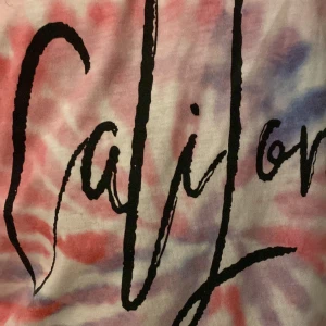 Tie dye  - Tie dye tröja, skön. Fin och häftig. Den passar till våren och är ungefär upp till 10 åringar.