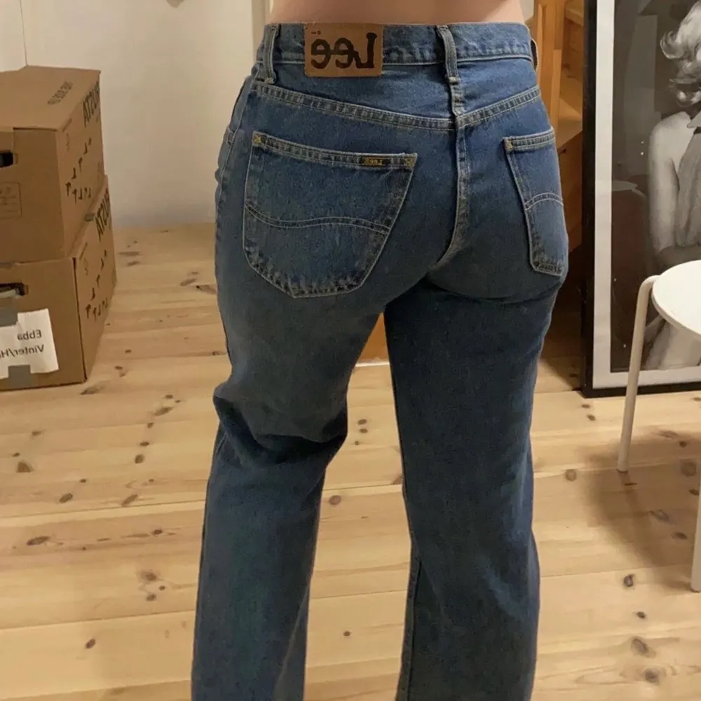 Skit snygga jeans från Lee som jag fick av morfar som han haft förr, säljer pga har ett par likadana🥰 Sitter skit bra!. Jeans & Byxor.