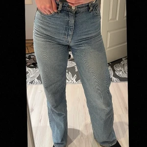 Monki Jeans  - Säljer dessa highwaist yoko jeans i färgen blå, köpta från monki. Använda ett flertal ggr, men över lag i gott skick. Högra fickan har dessvärre slitet material, pgr trasig mobil. Storlek 25. Köpta för 400. Kontakta privat för yttligare information samt bilder❤️‍🔥❤️‍🔥