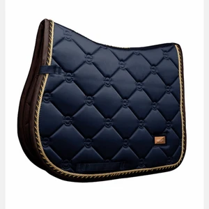 Hoppschabrak Equestrian Stockholm  - Hoppschabrak Equestrian Stockholm i marin blå i storlek Full. Har använt en bra tag så det är inte toppen skick. Nypris 799. Kom privat för fler bilder