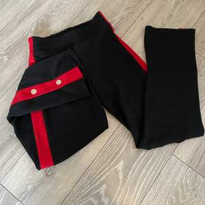Byxor från Gina tricot. Svarta med röda streck. 😍 60kr + frakt