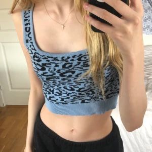 Blått linne med leopardmönster - Säljer detta jättesöta linne jag köpte för något år sen och inte använd särskilt mycket , tänkte att någon annan kunde ha bättre användning av den speciellt nu när sommaren närmar sig 👼🏼