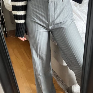 Grå raka kostymbyxor - Säljer mina fina gråa kostymbyxor från Nelly pga att de är för stora för mig. Aldrig använda! Storlek 34 🖤