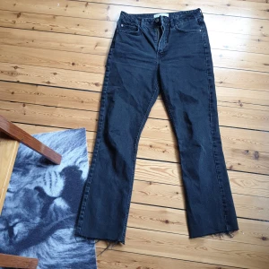 Svarta jeans från Zara strl 36 - Ett par svarta jeans från zara i strl 36 i bra skick. Skriv för mer info/bilder❤priset går också att diskutera❤