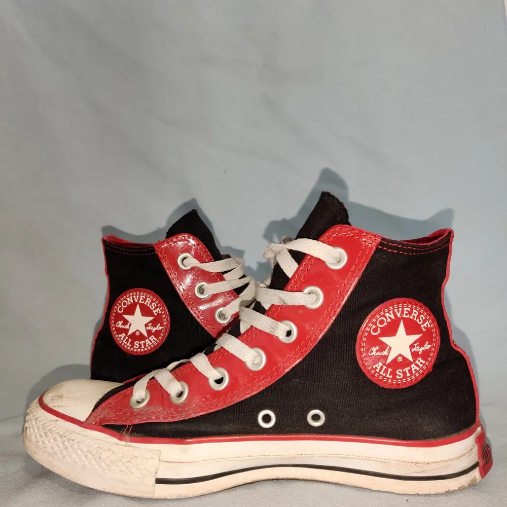 svarta och röda Converse storlek 37, säljer pga för liten storlek. väldigt sköna och sparsamt använda. . Skor.