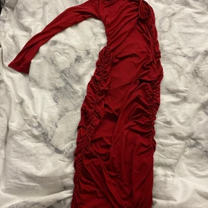 klänning - Röd lång klänning, den är ganska tun, har haft den en gång, väldigt fin💕