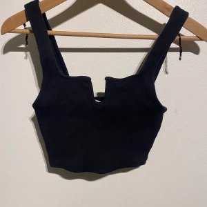 Zara topp - Snygg liten topp från zara med liten detalj i urringningen💕
