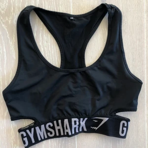 Gymshark sport-bh - Svart sport-bh från gymshark med cut out detalj. Storleken har skavts bort men är antingen XS eller S. Gratis frakt om du väljer blå påse, annars 51kr.