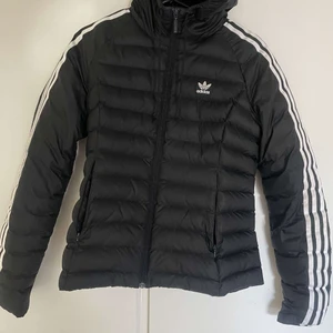 Adidas jacka  - En Adidas jacka i fint skick, betalas via swish och hämtas i Finspång. Kan skicka men köpare betalar då frakt. 