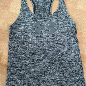 Träningstopp från Under Armour ❤️ - Jätteskönt träninglinne från Under armour!! 💗 Aldrig använd. 
