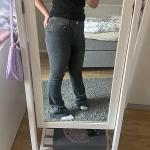 Jeans  - Säljer dom här jeansen för att dom e alldeles stora för mig i längden, jag är 160cm lång, jag hoppas någon annan skulle passa i dom. Jag är lite osäker på hur mycket dom väger, men jag väger dom innan jag skickar, eller om någon vill hämta upp dom.