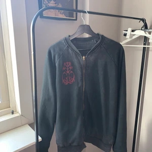 Dropdead jacka - En jacka från dropdead som är använd tre gånger. Den kan användas ut och in som bilderna visar. Den är i storlek M men kan passa upp och ner i storlek beroende på kroppstyp och om man vill ha den oversized. Tänker mig 700 plus frakt vilket är ett kap då jag betala långt över dubbla.                      Kan självklart klargöra frågor eller skicka mer bilder.                  Mvh