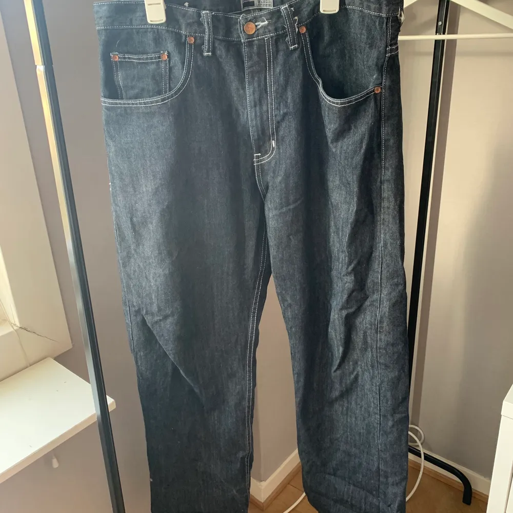 Ett par råa YourLocalDealer jeans. Jättebra skick. Sällsynta y2k jeans i storlek 34/34, men passar nog också mindre. Tycker 700kr låter rimligt, men inget är spikat.                   Mvh. Jeans & Byxor.