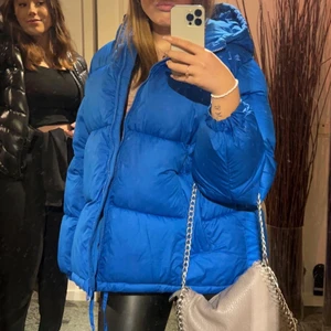 Jacka från hm - Snygg jacka från Hm! Sitter snyggt oversize på mig som är 38