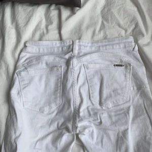 Vita jeans - Vita jeans i använt skick, storlek 36, passar även 34 