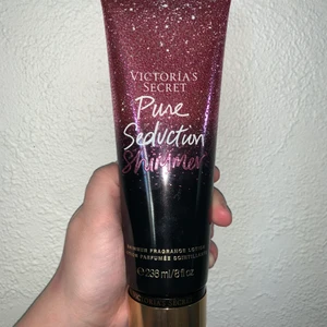 Victoria’s Secret Lotion - Säljer en lotion från Victoria’s Secret i doften Pure Seduction. Helt oöppnad, säljer för 80kr, frakt ingår!✨