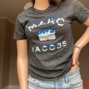 marc jacobs t shirt - t-shirt från marc jacobs som inte kommer till användning💞💞 pris går att diskutera