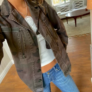 Camo jacka - Superfin camojacka, vet inte märke tyvärr eller storlek men är 173 och har storlek M som referens❤️‍🔥❤️‍🔥