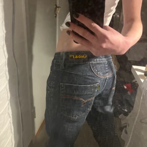 Lågmidjade jeans  - Ett par coola lågmidjade jeans men snyggt tryck på bakfickorna. Tidigare köpt på second hand men ej använda av mig. Jag kan mötas upp i Stockholm eller frakta, köparen står för frakten💕