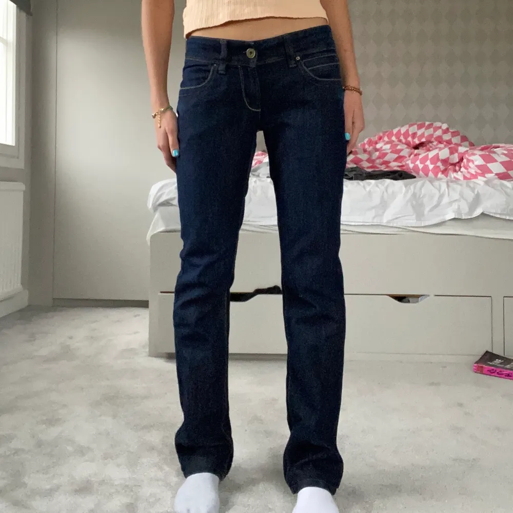 Skitsnygga lågmidjade jeans från Levi’s. Oklar storlek men passar mig som är xs/s. (Midjemått 74). Jeans & Byxor.
