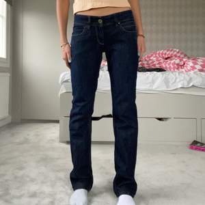 Skitsnygga lågmidjade jeans från Levi’s. Oklar storlek men passar mig som är xs/s. (Midjemått 74)