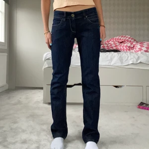 Levis jeans - Skitsnygga lågmidjade jeans från Levi’s. Oklar storlek men passar mig som är xs/s. (Midjemått 74)