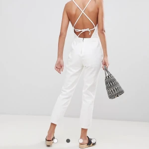 Denim jumpsuit  - Vit jumpsuit i denim köpt från ASOS för något år sen (de första två bilderna är från hemsidan), använd ett fåtal gånger så forfarande i bra kvalitet. Perfekt till sommaren! 