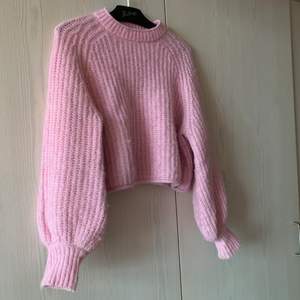 Populär och slutsåld rosa stickad tröja från zara. Använd ett fåtal gånger och är i bra skick! 