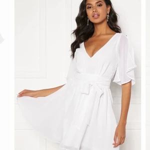Isabella Dress från bubbleroom - Jättefin studentklänning från bubbleroom! Klänningen är oanvänd i storlek 36 köptes för 549!