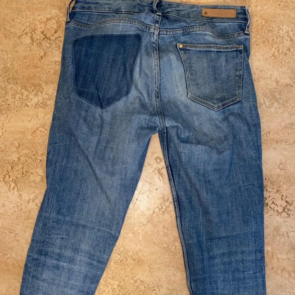 Jeans med färgade rutor storlek xs/s . Jeans & Byxor.