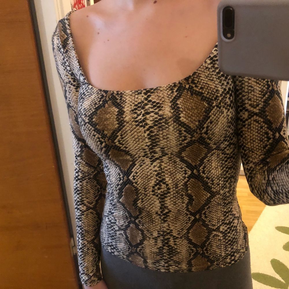 Skön top från Shein i leopardmönster. Stl XS.. Toppar.