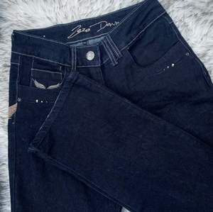 Mörkblåa (nästan svarta) rak/lite vida vintage jeans, mellan höga i midjan. Helt nya men prislappen är borta. Snygga detaljer, stl 34. Långa i benen! 🖤