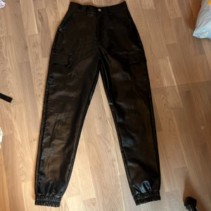 Missguided läderbyxor - Ascoola byxor från Missguided. Köptes på plick, säljer igen pga att de var för stora. Jag är storlek XS-S, skulle säga att dessa passar någon som har storlek S-M! Köparen står för frakt💕