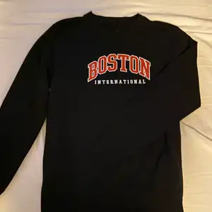 Svart sweatshirt med Boston tryck på bröstet, storlek S/M. Sitter lite tajt på mig som är 176 cm, men hon som har på den på bilden är 163 cm lång och den sitter bra på henne. Den är köpt från secondhand för 300kr. Använde den mycket i början men slutat använde nu på senaste, men den är i fint skick. 💵 - betalningen sker via swish och vill ha den innan jag skickar iväg paketet. Skickar dock alltid en bild när jag skickar varan som bevis att den skickas. 