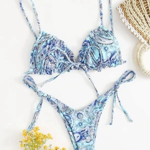 Bikini! - Jättefin bikini som tyvärr inte passade mig, aldrig använd bara testad. Skriv om ni vill ha fler bilder på dom!💙