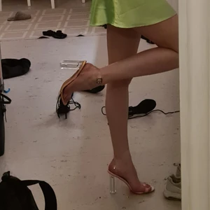 Transparenta klackskor - Även dessa beställde jag 2 par av. Storlek 40 och väldigt true to size. Band runt fotled och över tår som är genomskinligt. 11cm höga🌹56kr frakt inräknat i priset🌹