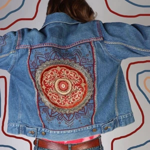 Egendesignad jeans jacka - Broderad, målad och påsydd dekal.