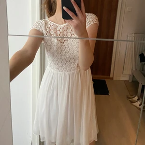 Vit klänning - Fin vit klänning i nyskick! Strl 36🥰