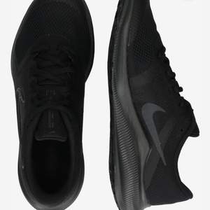 Nästan helt oanvända Nike skor🖤 nypris 599kr