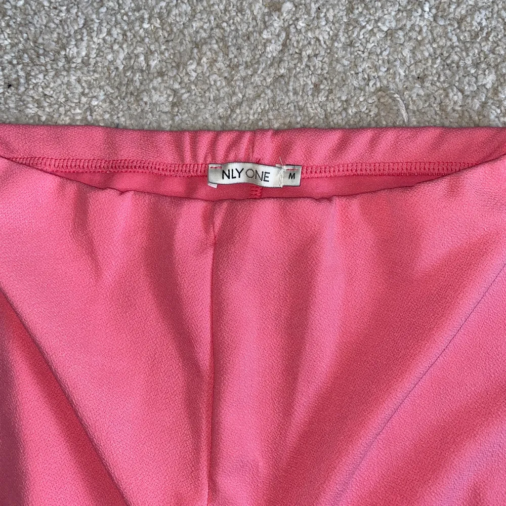 Ett par superhärliga rosa byxor från Nelly. De är långa och sitter superbra (jag är 174 cm). Använda ett fåtal gånger så är i väldigt bra skick 💖. Jeans & Byxor.