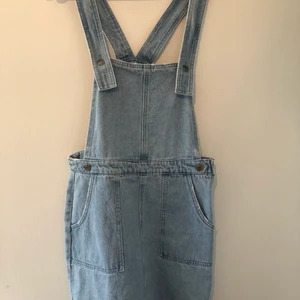 hängselklänning  - gullig hängselklänning med fickor, köpare står för frakt:)